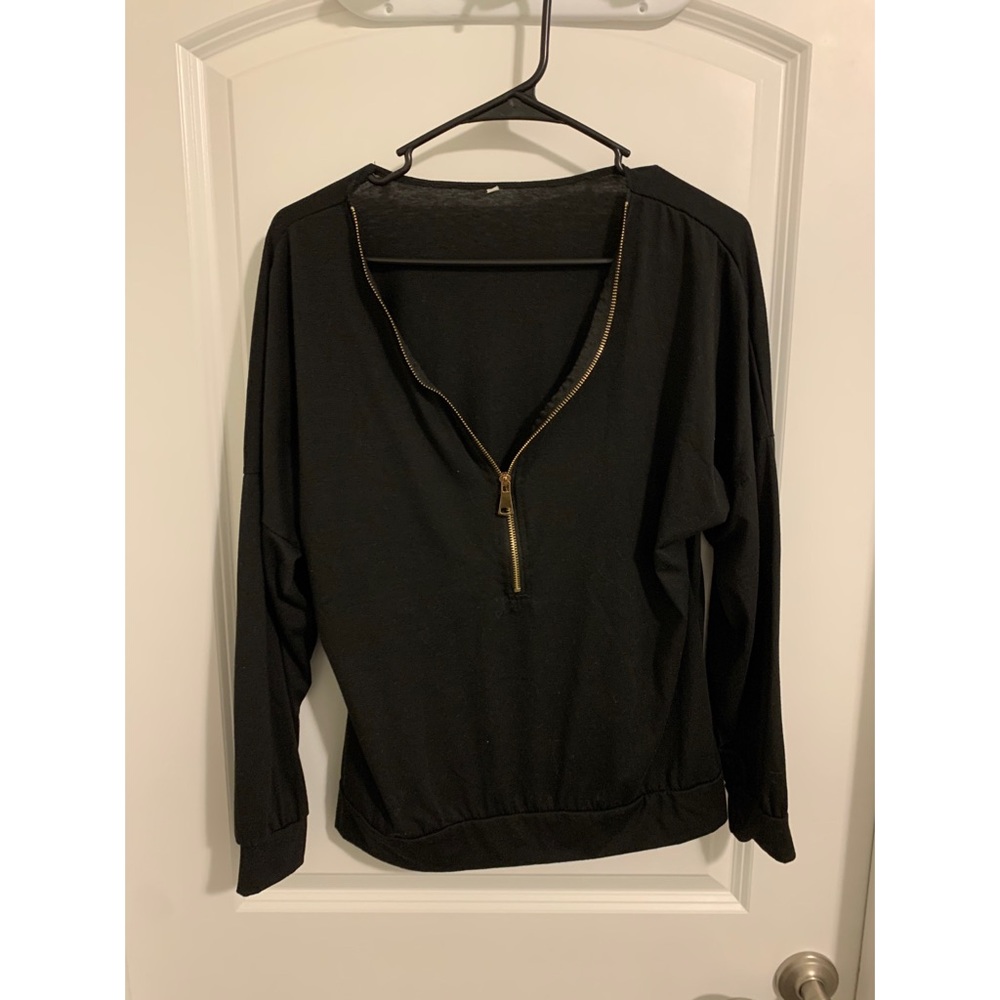 Long sleeve with gold zipper